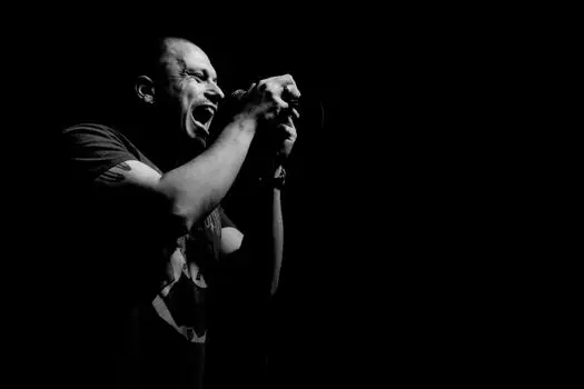 Etkinlik sahnesinde canlı müzik grubu